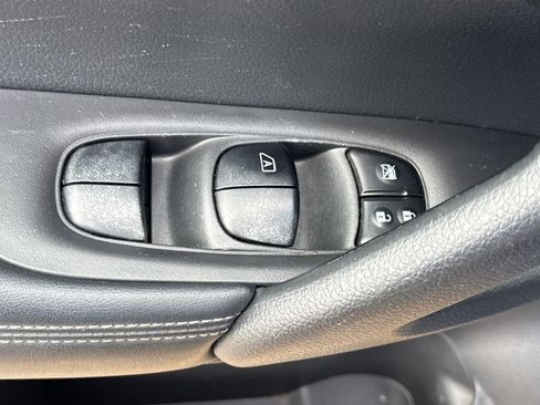 Used 2017 Nissan Rogue S image 6