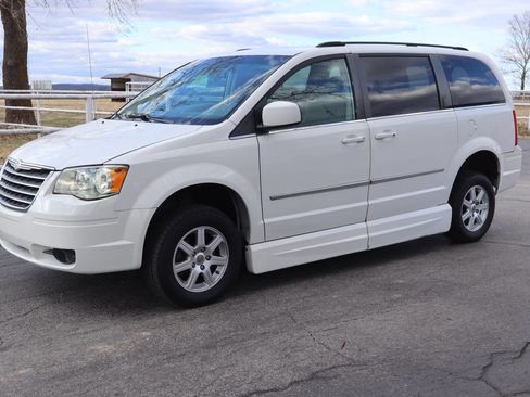Used 2010 Chrysler Town & Country Touring image 5