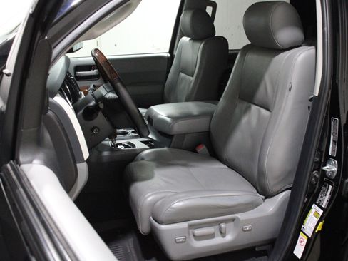 Used 2019 Toyota Sequoia Platinum AWD/4WD image 5