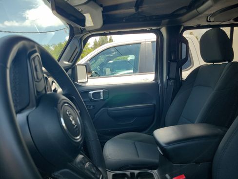 Used 2023 Jeep Gladiator Sport AWD/4WD image 7
