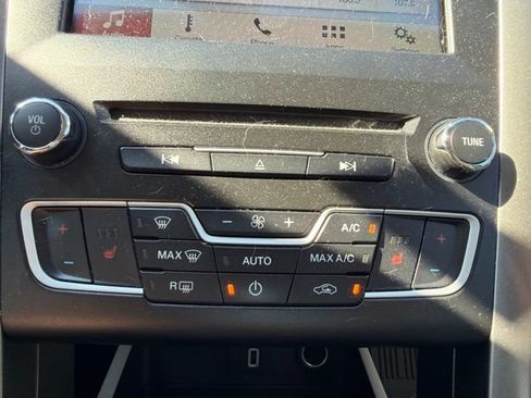 Used 2018 Ford Fusion SE w/ Fusion SE Technology Package FWD image 26