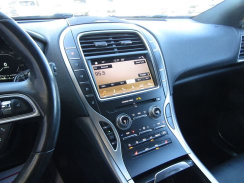 Used 2019 Lincoln Nautilus Select image 12