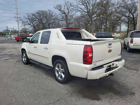 Used 2012 Chevrolet Avalanche LTZ RWD image 3