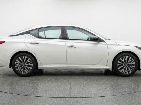 Used 2025 Nissan Altima 2.5 SV FWD image 11
