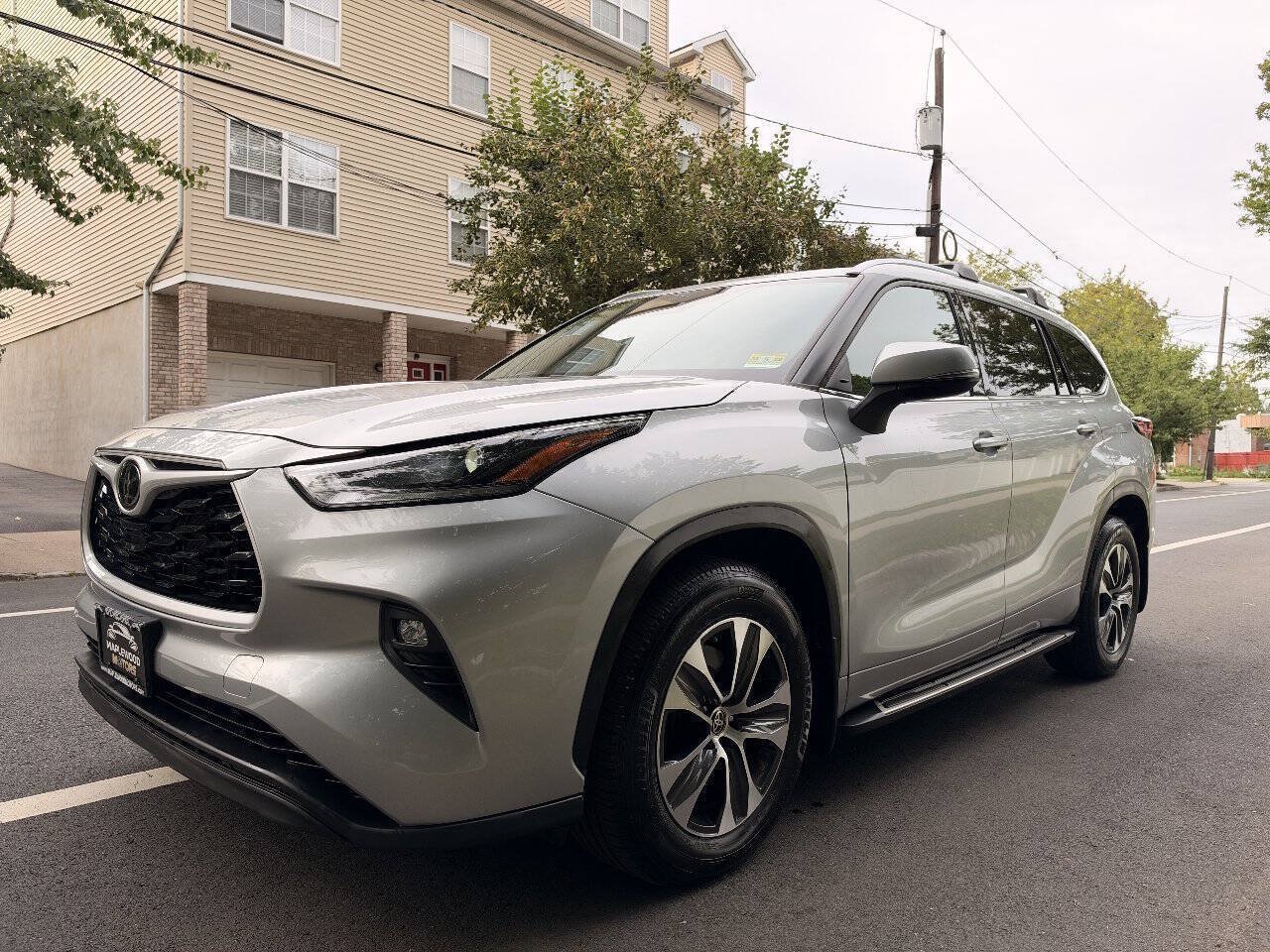 Used 2021 Toyota Highlander XLE AWD/4WD image 2