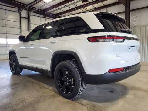 New 2025 Jeep Grand Cherokee Altitude image 4