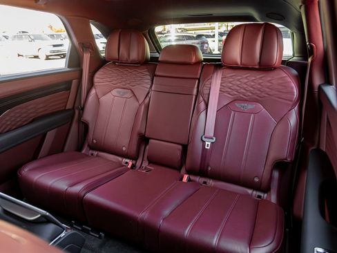 Used 2023 Bentley Bentayga Extended Wheelbase image 24