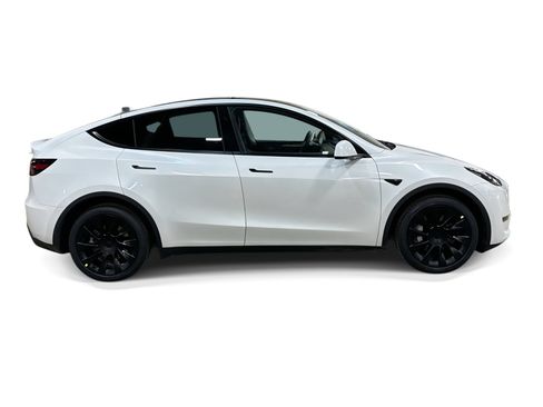 Certified 2023 Tesla Model Y AWD image 7