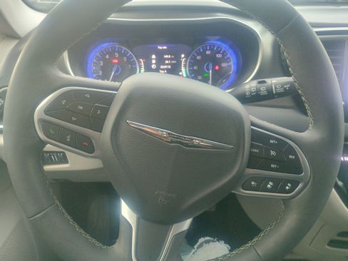 Used 2024 Chrysler Pacifica Touring-L image 25