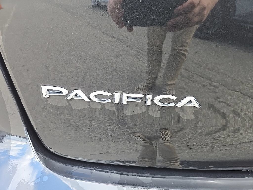 Used 2023 Chrysler Pacifica Touring-L FWD image 6