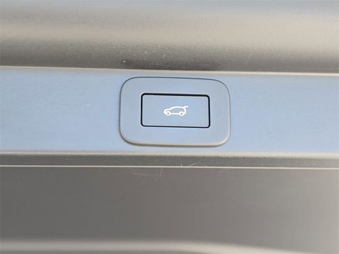 Certified 2025 Land Rover Range Rover SE image 13