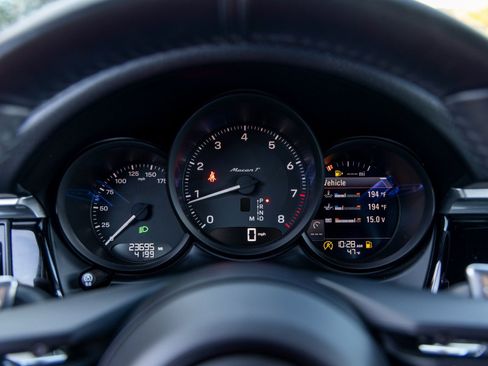 Certified 2024 Porsche Macan Turbo image 32