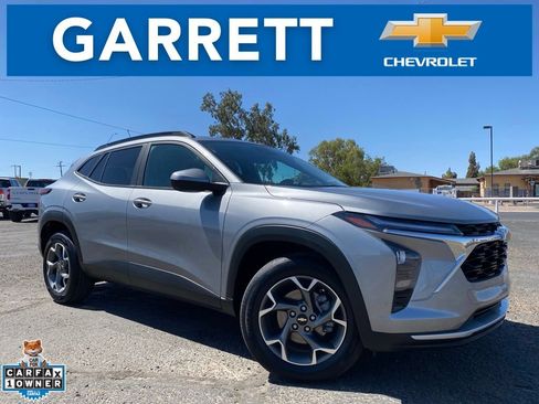Used 2025 Chevrolet Trax LT FWD image 1