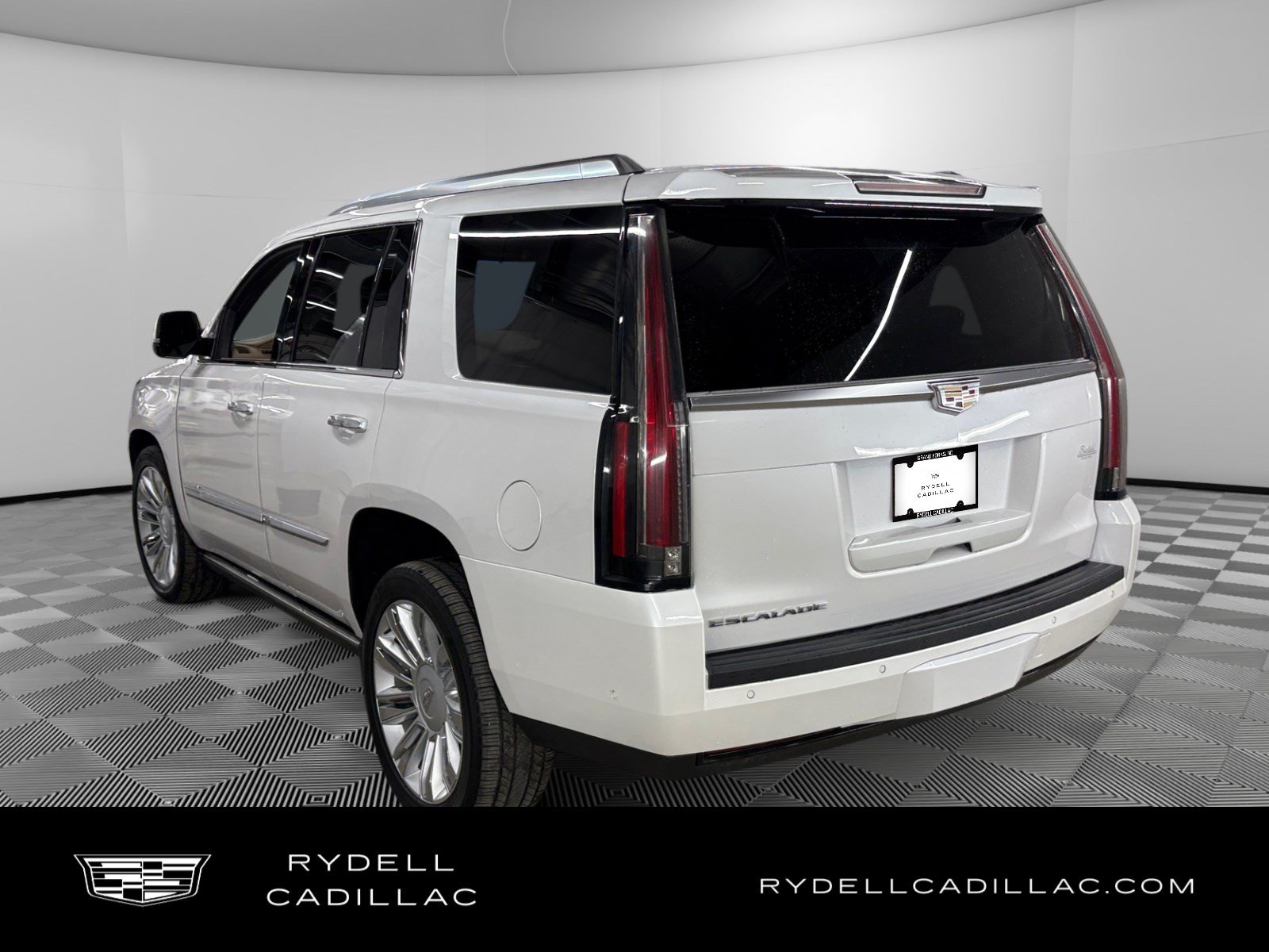Used 2018 Cadillac Escalade Platinum AWD/4WD image 3