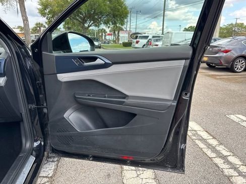 Used 2024 Volkswagen Taos SE image 13