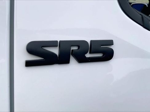 Used 2017 Toyota Tacoma SR5 w/ Tow Package RWD image 9