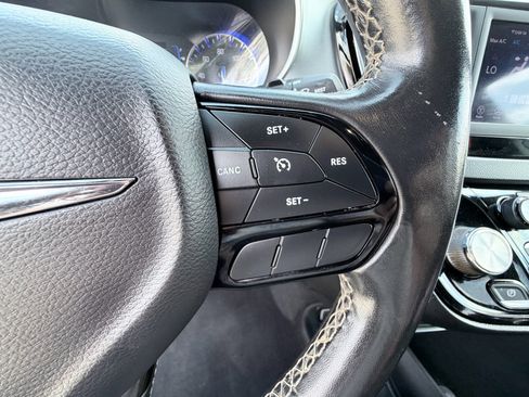 Used 2020 Chrysler Pacifica Touring w/ S Appearance Package image 15