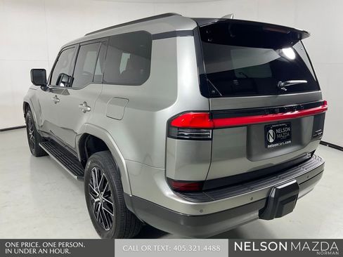 Used 2025 Lexus GX 550 w/ Accessory Package (2T) AWD/4WD image 8