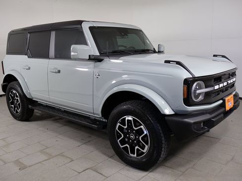 Used 2024 Ford Bronco Outer Banks image 3
