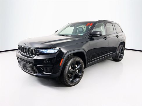 Used 2024 Jeep Grand Cherokee Altitude image 3