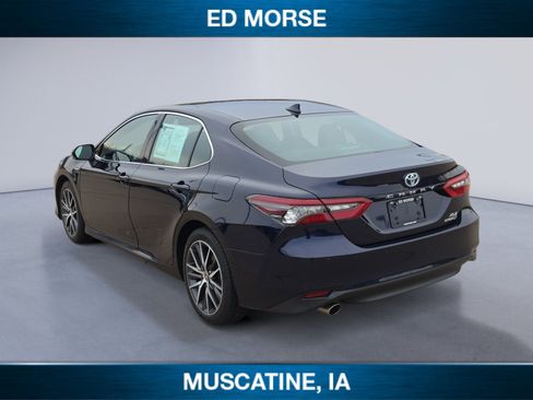 Used 2021 Toyota Camry XLE w/ Navigation Upgrade Package image 3