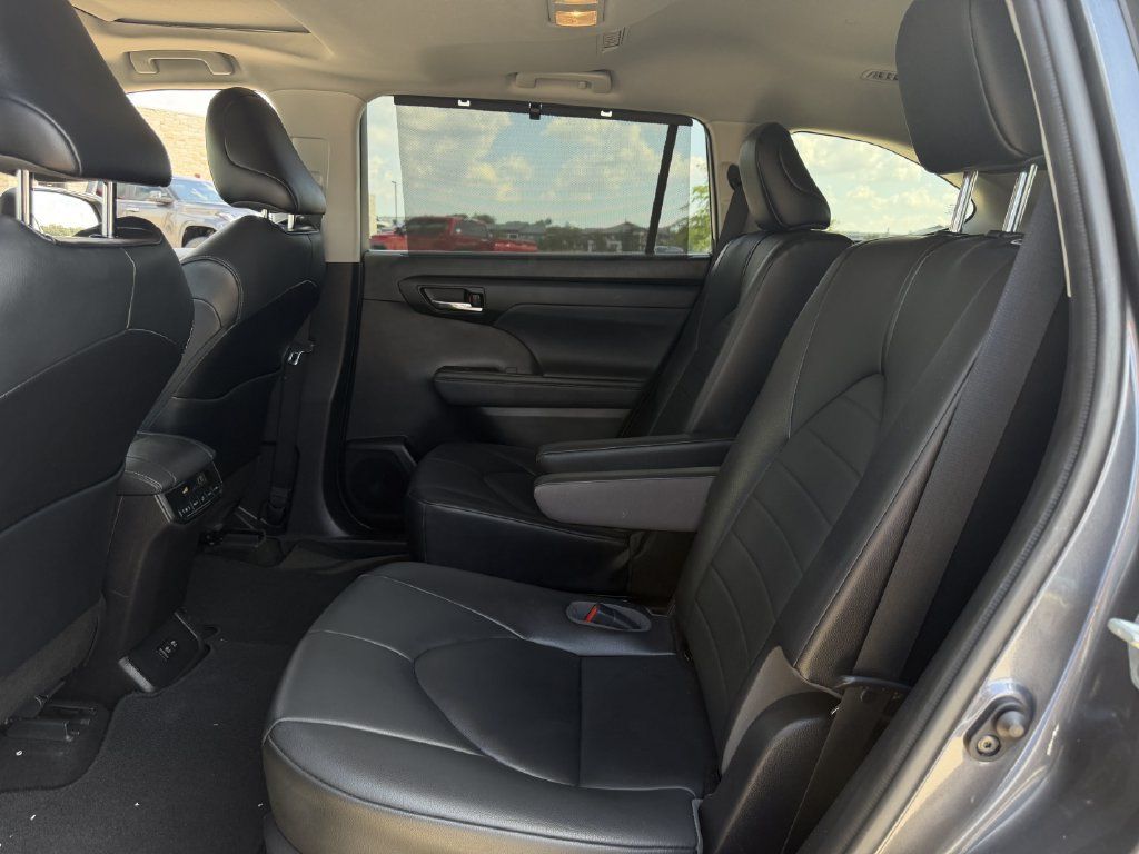 Used 2021 Toyota Highlander XLE FWD image 27