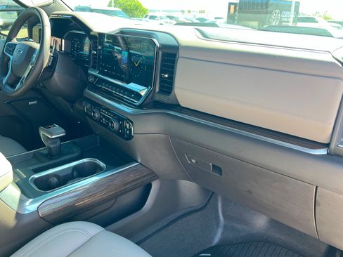 Used 2025 Chevrolet Silverado 1500 LT Trail Boss w/ Convenience Package II AWD/4WD image 25