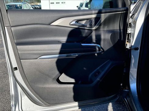 Used 2025 Chevrolet Traverse LT image 9