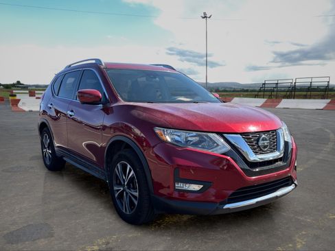 Used 2020 Nissan Rogue SV w/ Sun & Sound Touring Package FWD image 2