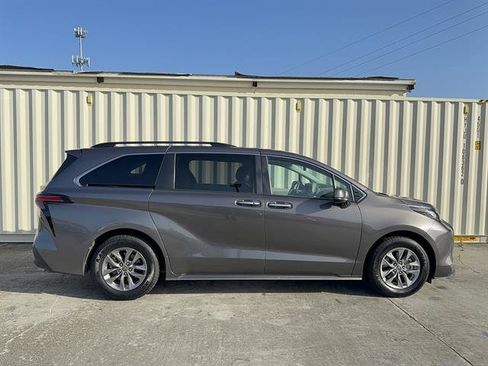 Used 2021 Toyota Sienna XLE FWD image 2