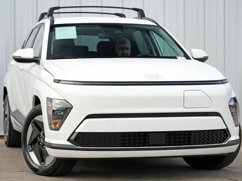 Used 2025 Hyundai Kona SEL image 2