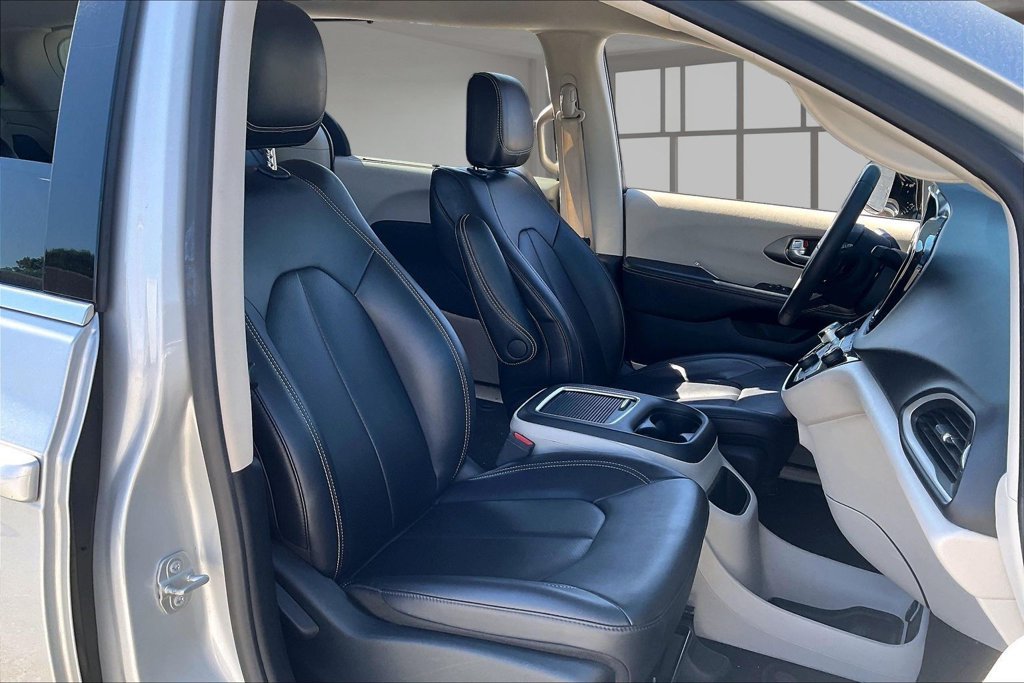 Used 2024 Chrysler Pacifica Touring-L FWD image 28