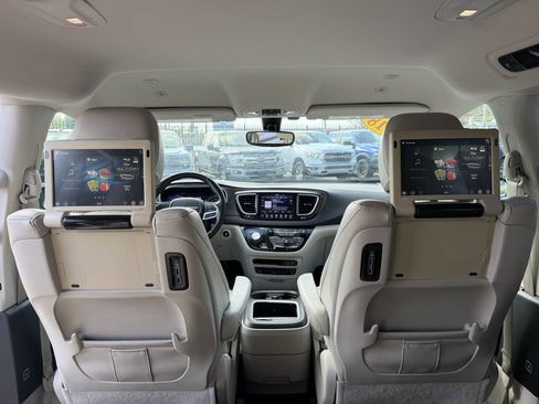 Used 2018 Chrysler Pacifica Touring-L Plus FWD image 24