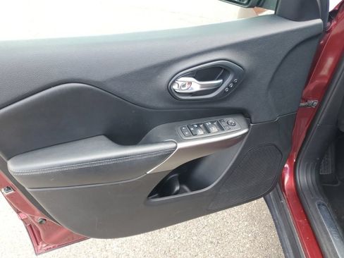 Used 2019 Jeep Cherokee Limited FWD image 8