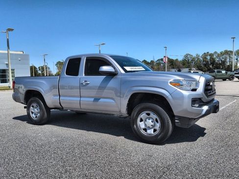 Used 2019 Toyota Tacoma SR image 3