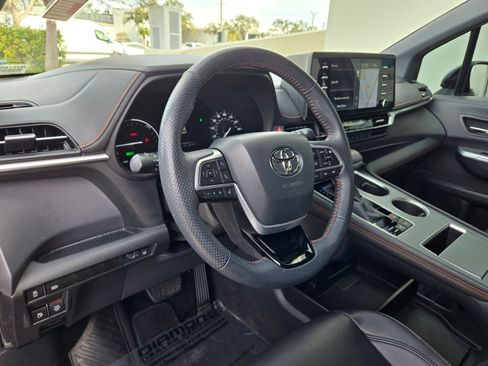 Used 2022 Toyota Sienna XSE image 10