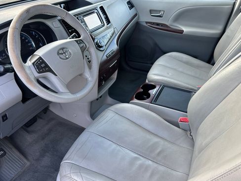 Used 2013 Toyota Sienna XLE image 10