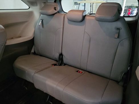 Used 2022 Toyota Sienna XLE w/ XLE Plus Package image 11