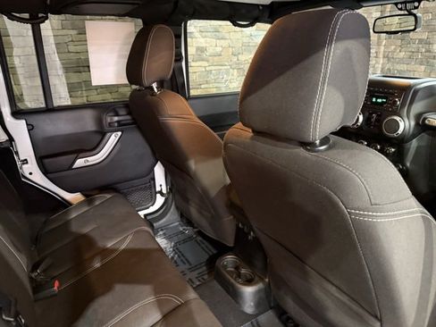 Used 2018 Jeep Wrangler Unlimited Sahara w/ Connectivity Group image 32