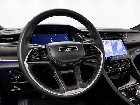 Used 2022 Jeep Grand Cherokee Overland w/ Luxury Tech Group IV AWD/4WD image 24