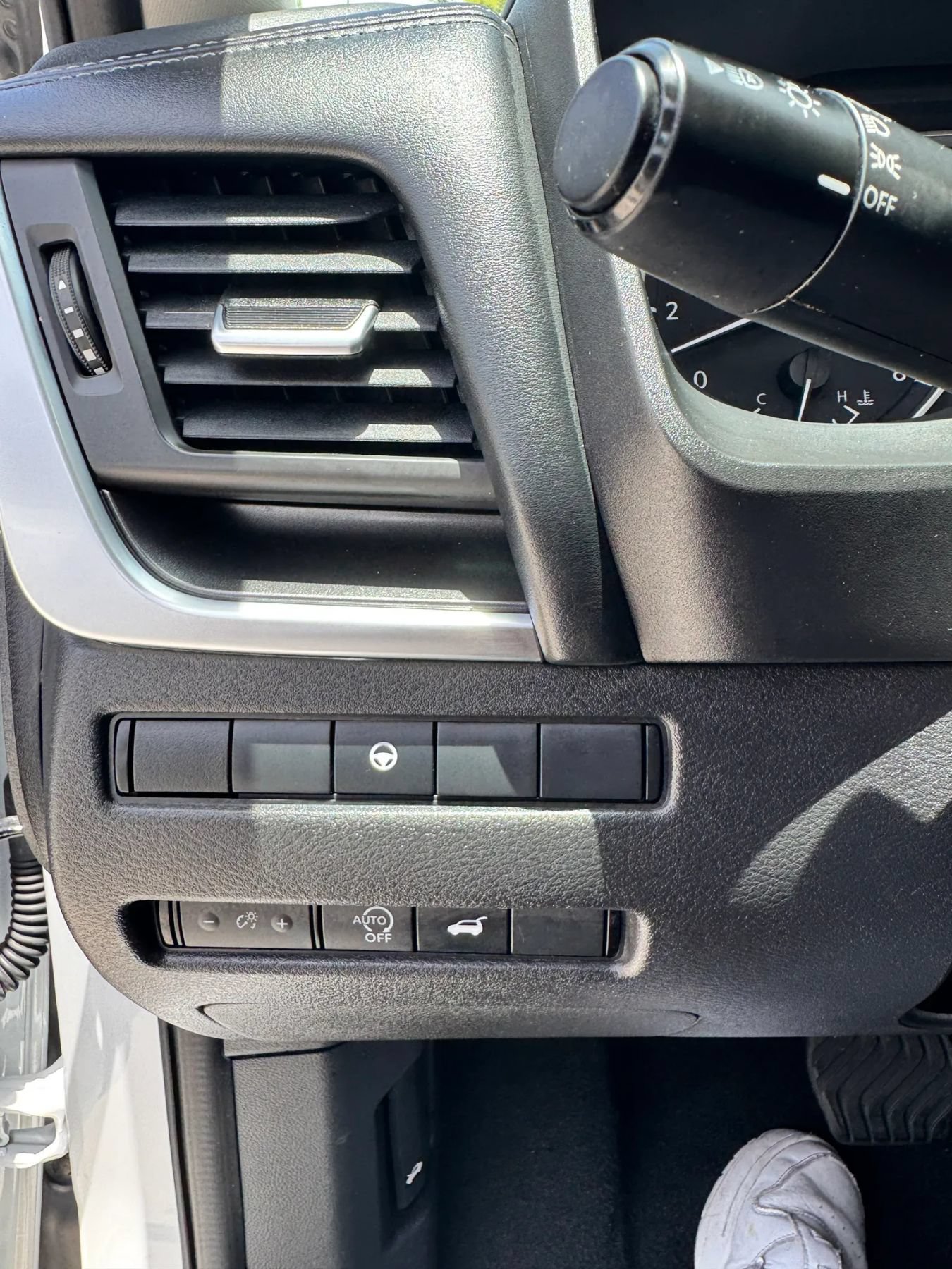 Used 2024 Nissan Rogue SV w/ SV Premium Package FWD image 9