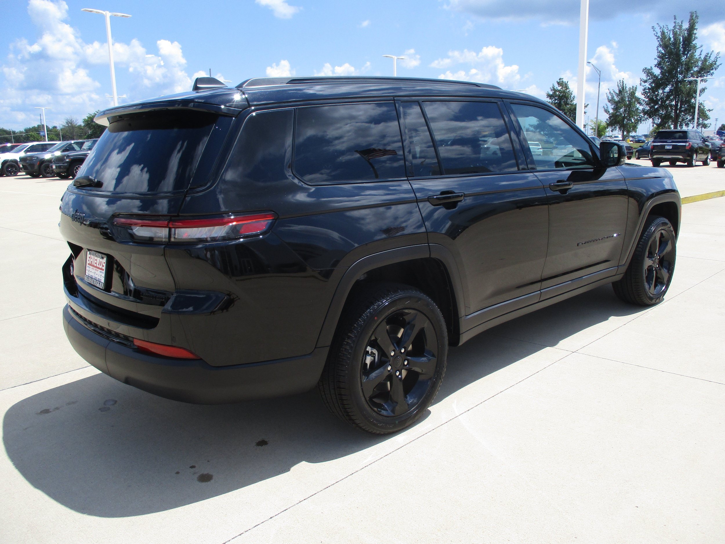 Used 2025 Jeep Grand Cherokee L Limited w/ Black Appearance Package AWD/4WD image 6