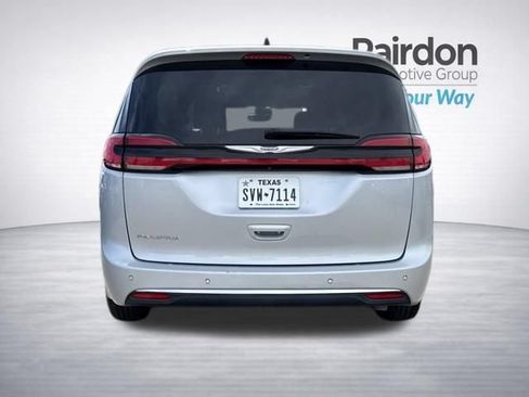 Used 2023 Chrysler Pacifica Touring-L FWD image 6
