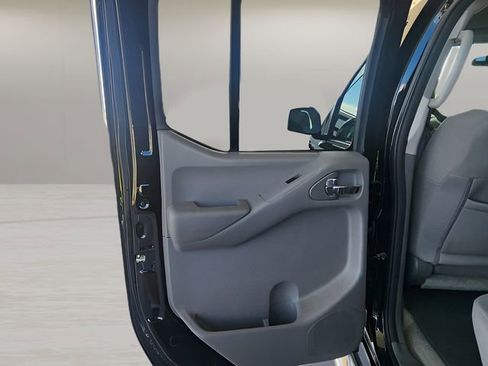 Used 2017 Nissan Frontier SV image 16