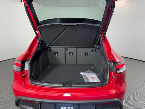 Certified 2026 Porsche Macan AWD/4WD image 14