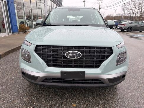 Certified 2025 Hyundai Venue SE image 2