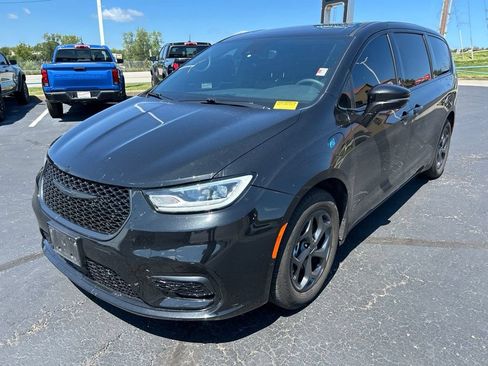 Used 2022 Chrysler Pacifica Limited w/ S Appearance Package FWD image 9
