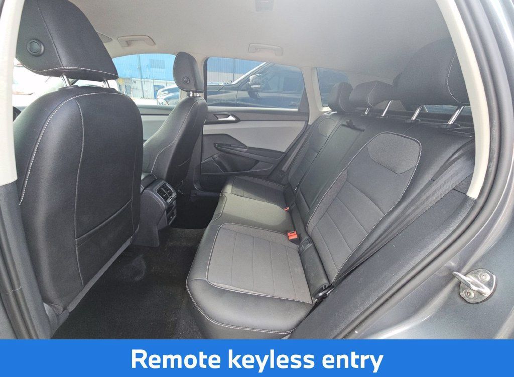 Used 2022 Volkswagen Taos SE FWD image 11