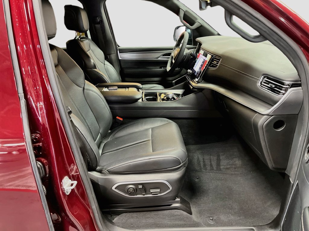 Used 2025 Jeep Wagoneer Series II w/ Premium Group I AWD/4WD image 31