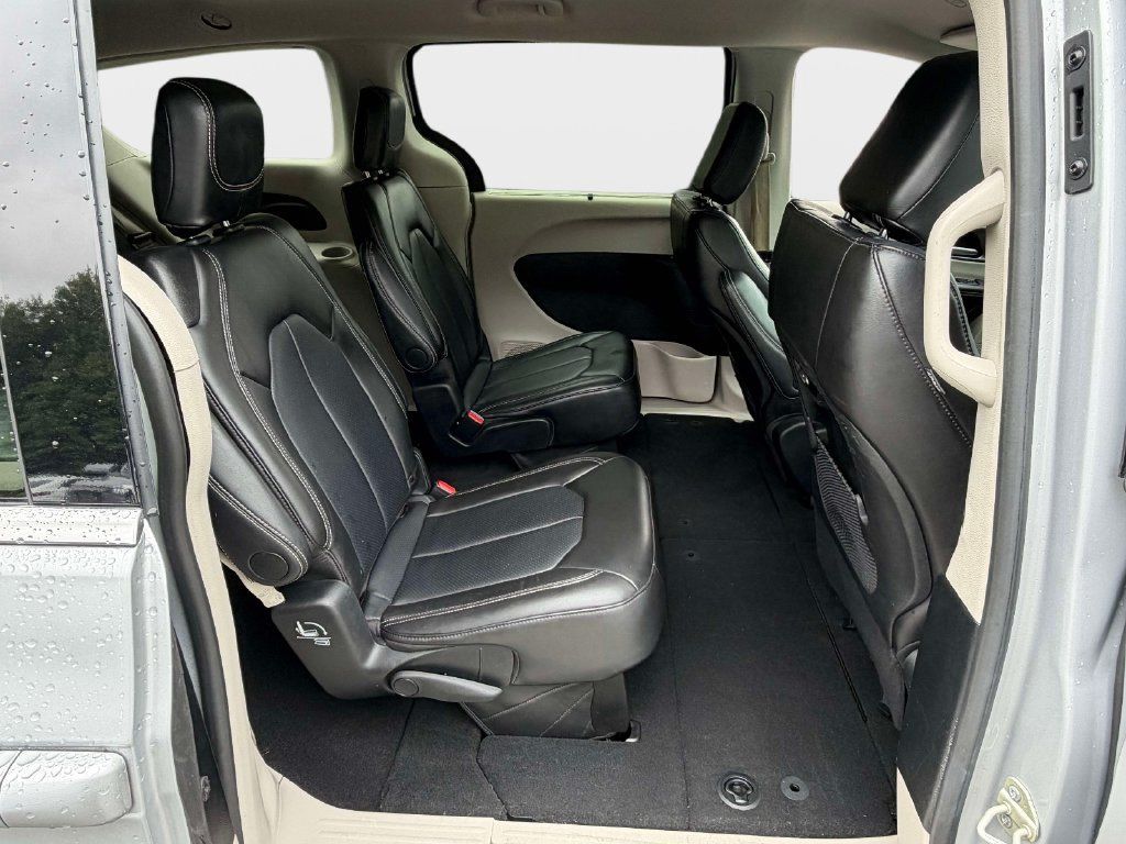 Used 2024 Chrysler Pacifica Touring-L FWD image 10